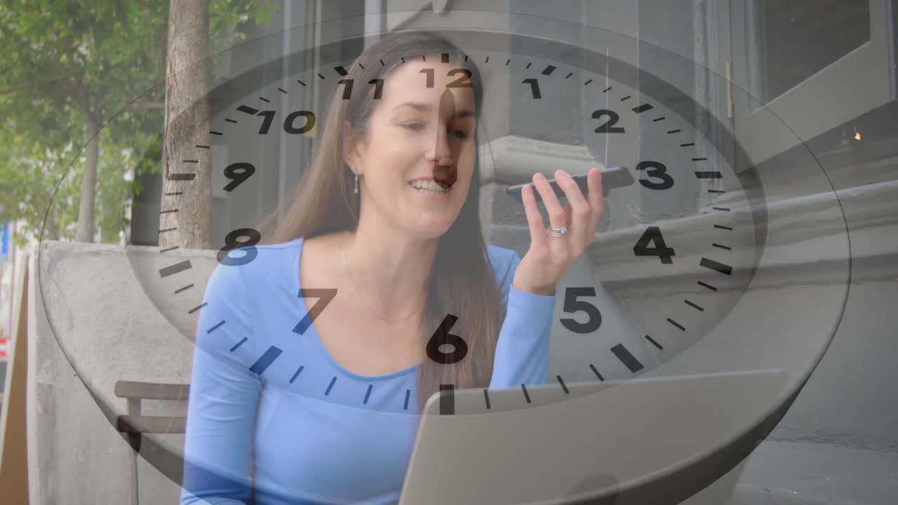 Mujer comienza a hablar por teléfono, luego escribe en el portátil con una superposición de reloj en movimiento para el trabajo.