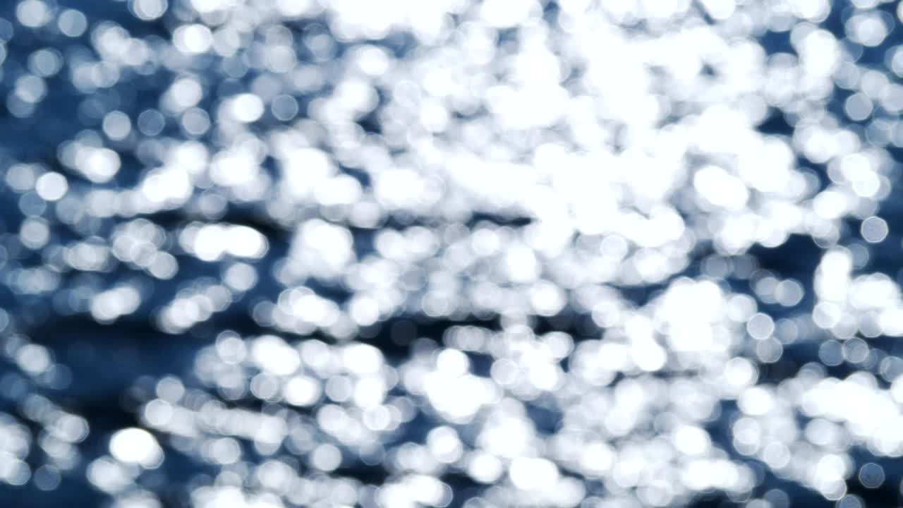 바다 의 파도 에 반사 되는 해 가 지는 빛 의 보케 (포커스 된 배경)