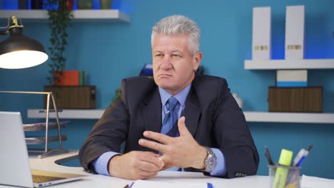 un hombre de negocios deprimido, infeliz y triste.
