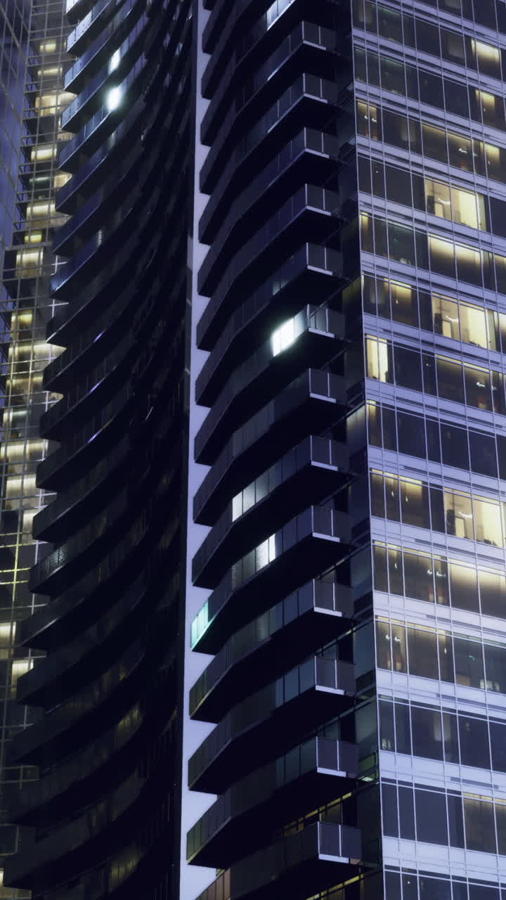 Un paisaje metropolitano luminoso con estructuras de cristal ondulado reflectante