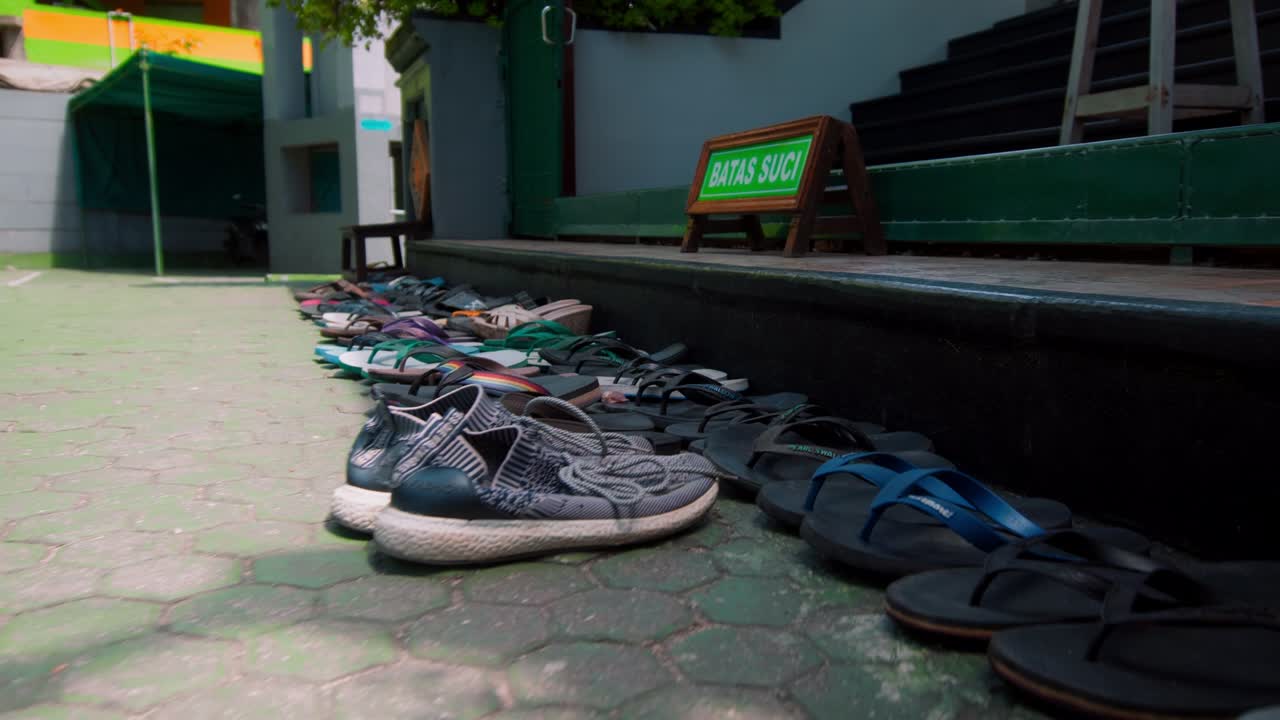 신발을 벗은 무슬림 모스크 입구