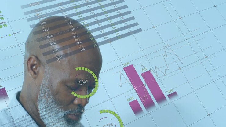 Animazione di diagrammi ed elaborazione dati su un uomo d'affari afroamericano che usa lo smartphone