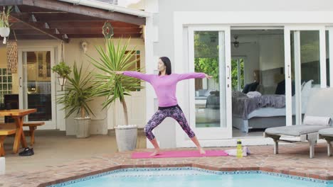 Mujer-Birracial-Practicando-Yoga-Y-Estirándose-En-El-Jardín.