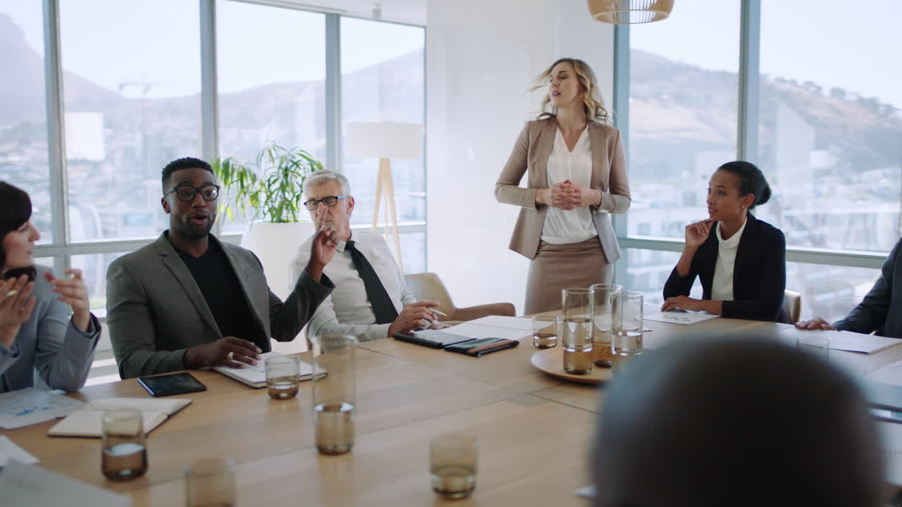 hermosa mujer de negocios líder de equipo discutiendo ideas creativas con los accionistas informando a los colegas compartiendo la estrategia de desarrollo de la compañía en la sala de juntas de la oficina reunión 4k