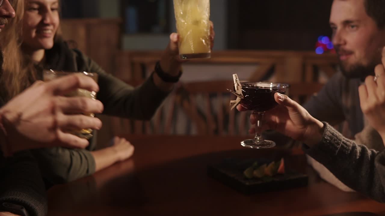 amigos brindando bebidas en un bar