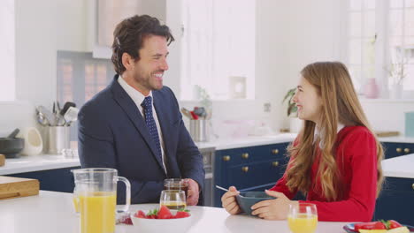 Padre-Vestido-Con-Traje-Desayunando-Con-Su-Hija-Adolescente-En-Uniforme-Escolar-En-Casa-En-La-Cocina