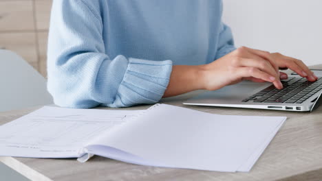 computadora portátil, papeleo y mecanografía mujer de negocios