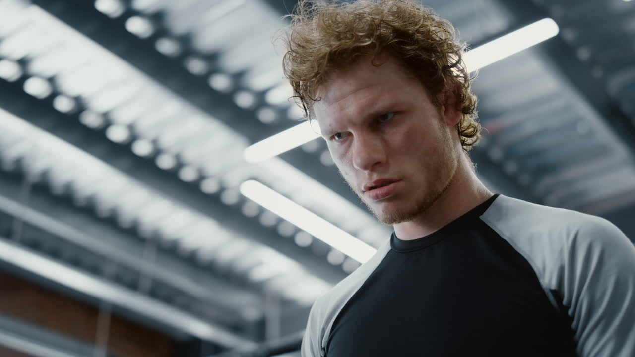 피트니스 센터에서 싸움을 기다리는 공격적인 전투자.  ⁇ 박서 초상화