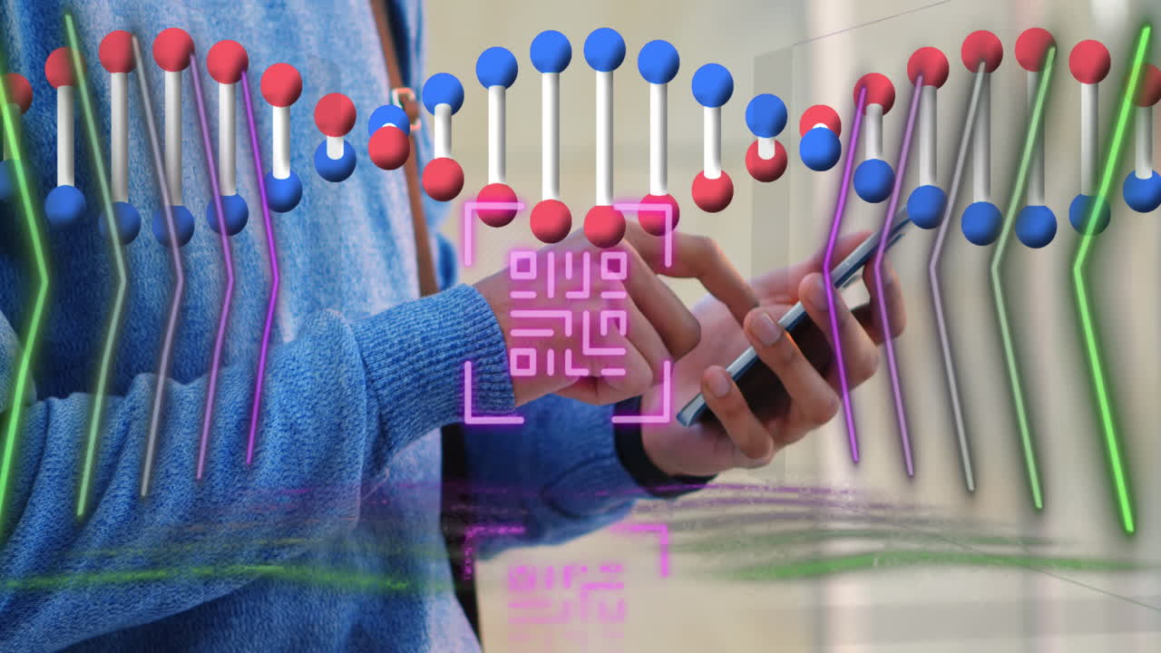 escáner de código qr de neón y estructura de adn girando contra la sección media de la persona que usa un teléfono inteligente
