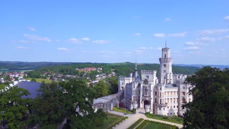 Hermoso-Vuelo-Aéreo-Con-Vista-Superior-Hluboká-Nad-Vltavou-Es-Un-Castillo-De-Cuento-De-Hadas-En-La-República-Checa-Europa,-Día-De-Verano-De-2023