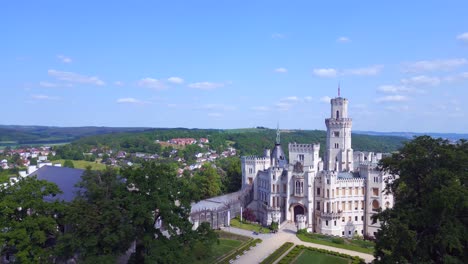 hermosa vista aérea de arriba vuelo hluboká nad vltavou es un castillo de cuento de hadas en la república checa europa, día de verano 2023