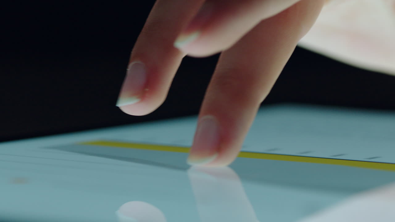 mujer de negocios de mano cercana usando una tableta digital navegando por un documento de proyecto de investigación de marketing corporativo en la pantalla de un dispositivo táctil móvil