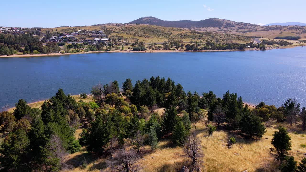 sobrevuelo del lago jindabyne con vistas a la ciudad de lakeside en el sureste de nueva gales del sur, australia