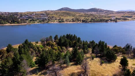 Paso-Elevado-Del-Lago-Jindabyne-Con-Vistas-A-La-Ciudad-Junto-Al-Lago-En-El-Sureste-De-Nueva-Gales-Del-Sur,-Australia