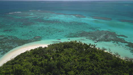 los barcos llevan a los turistas a disfrutar de la playa y un pescado frito en iiot moro - revelación aérea inclinada hacia abajo