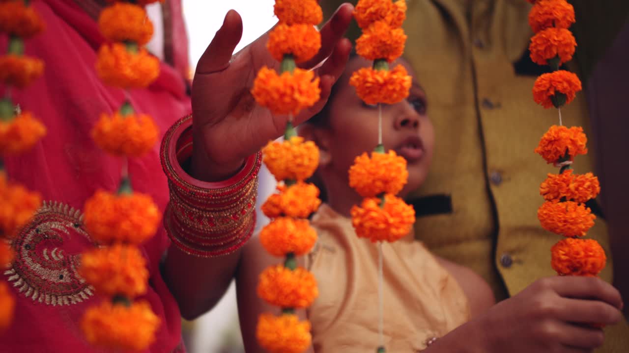 los padres jóvenes con la hija celebran decoran para el festival de diwali