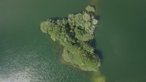 Luftdrohnenaufnahme-Der-Draufsicht-Auf-Die-Insel-Am-See