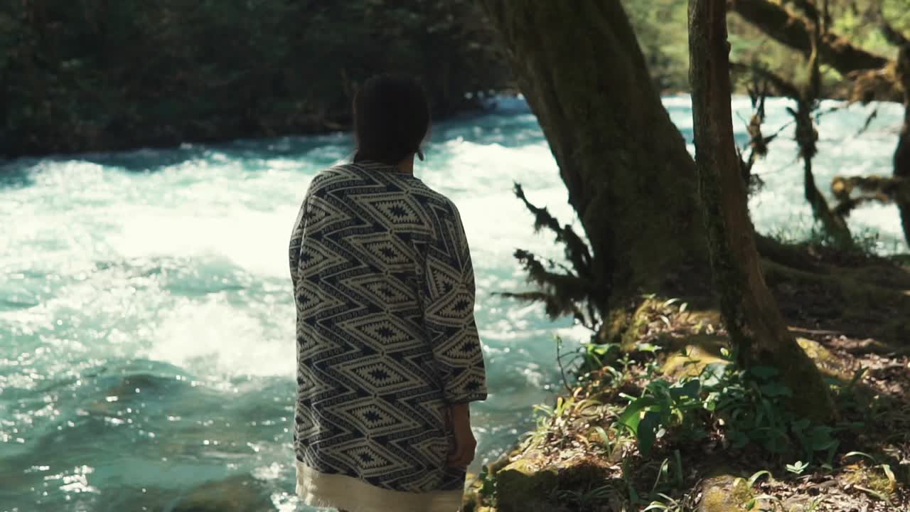 숲 속 의 강  에서 휴식을 취 하고 있는 여자