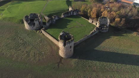 Histórico-Castillo-De-Pedernal-Medieval-Militar-Ruinas-Punto-De-Referencia-Vista-Aérea-Ojo-De-Pájaro-Alejarse-Izquierda-Inclinar-Hacia-Arriba