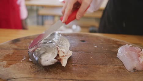 chef cortando un pescado