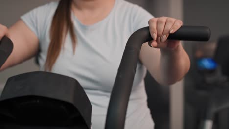 primer plano de una mujer con sobrepeso entrenando en el gimnasio.