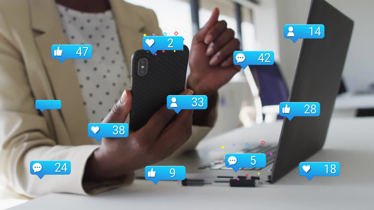 persona que sostiene un teléfono inteligente, persona que recibe notificaciones de las redes sociales animación en el entorno de la oficina