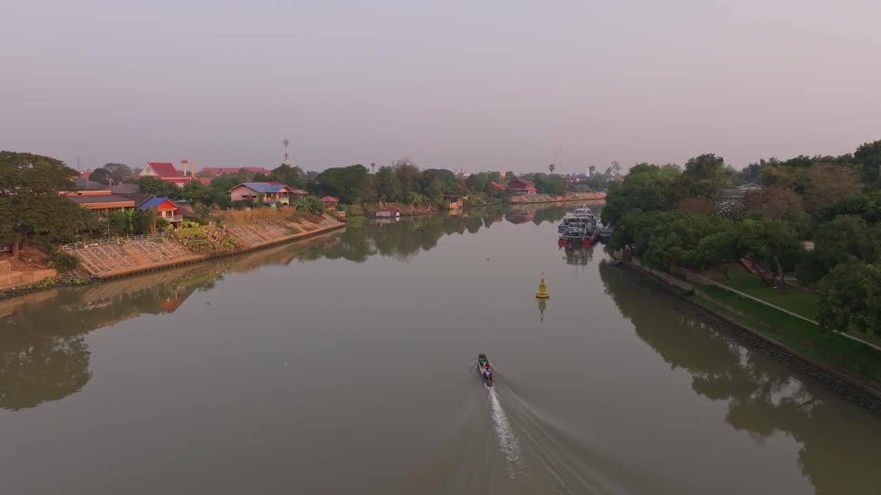 Prospettiva drone dell'alba sul fiume Menam con barca, Ayutthaya