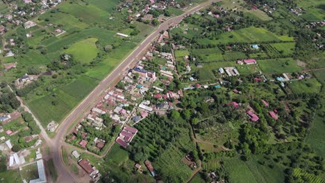 Vista-Aérea-De-Raod-Y-Pequeño-Asentamiento-En-El-Sur-De-Kenia-Bajo-El-Monte-Kilimanjaro