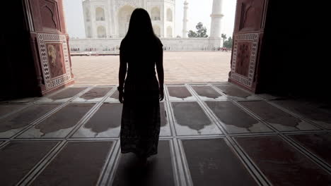 Frau-Im-Kleid-Zu-Fuß-In-Richtung-Taj-Mahal