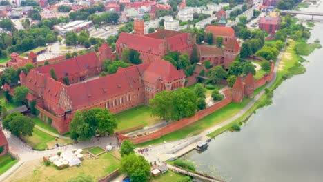 Malbork,-Pomerania-Polonia-Vista-Panorámica-Del-Castillo-Medieval-De-La-Orden-Teutónica-En-Malbork,-Polonia---Castillo-Alto-Y-St