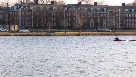 Mittlere-Aufnahme-Einer-Person,-Die-Ein-Boot-Entlang-Des-Charles-River-In-Cambridge,-Massachusetts,-Rudert