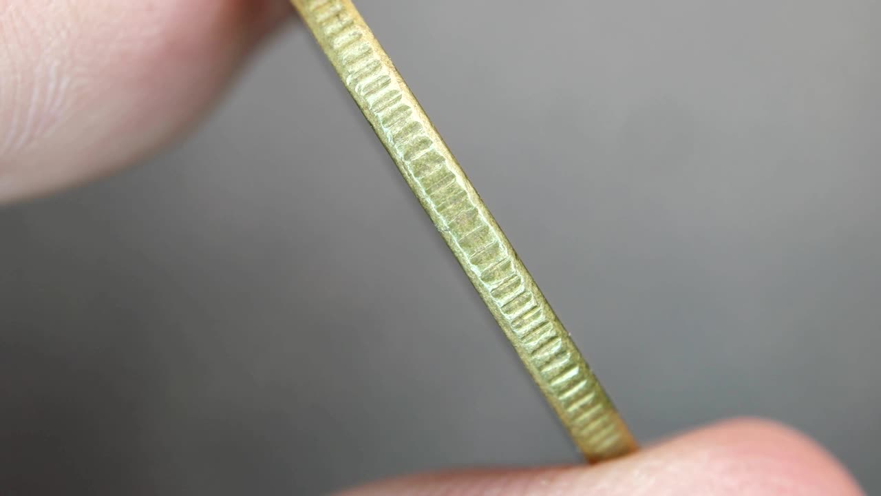 primer plano de monedas muy antiguas