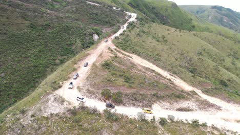 vehículos todoterreno 4x4 en senderos de terreno accidentado en el parque nacional serra da canastra en evento terrestre, minas gerais, brasil