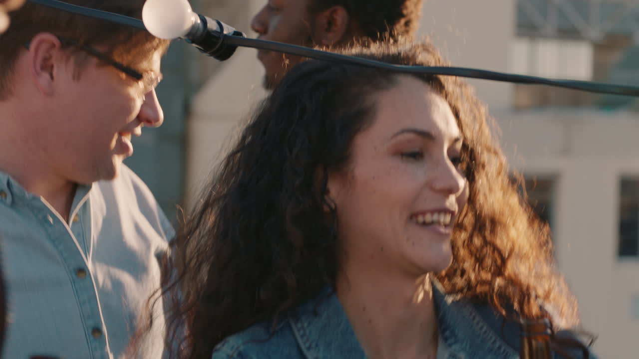 amigos felices posando para una foto selfie disfrutando de la celebración de la fiesta en la azotea divirtiéndose bebiendo alcohol compartiendo el fin de semana en la ciudad en las redes sociales