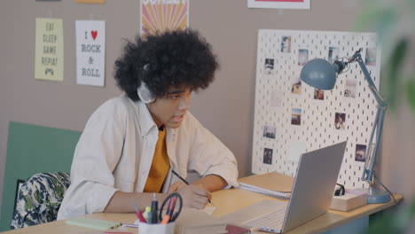 niño adolescente estudiando en casa