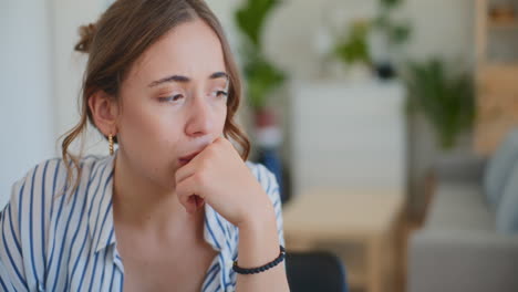 retrato de una mujer triste y pensativa de cerca