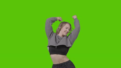 Studioaufnahme-Einer-Jungen-Frau,-Die-Spaß-Beim-Tanzen-Gegen-Green-Screen-Hat-21