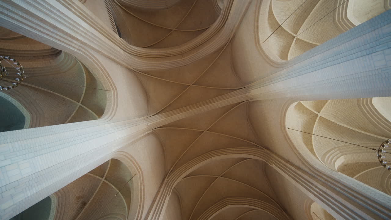 Grundtvigs Kirke i København, bredt overblik over loftets interiør, der viser intrikate arkitektoniske linjer del 1