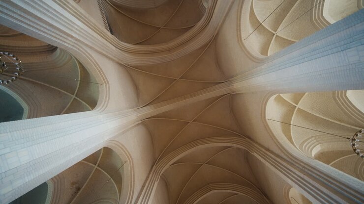 La chiesa di Grundtvig a Copenaghen, ampia inquadratura dal basso dell'interno del soffitto che mostra intricate linee architettoniche, parte 1