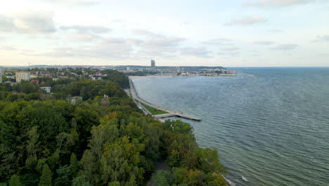 Drone-Vuela-Sobre-La-Hermosa-Costa-De-Gdynia-Redlowska-Polonia,-Nubes-En-El-Cielo