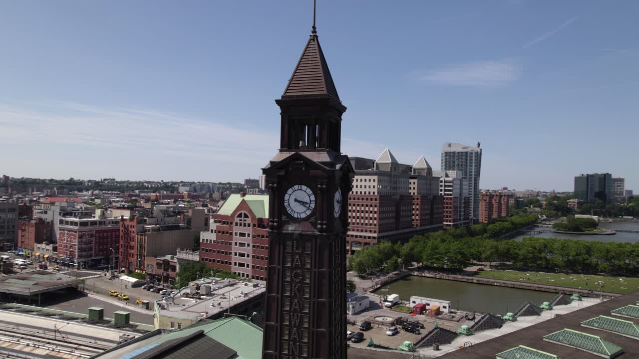 vista aérea alrededor de la torre del reloj de lackwana en la terminal de tránsito de hoboken nj, en nueva jersey, ee.uu. - órbita, disparo de drones