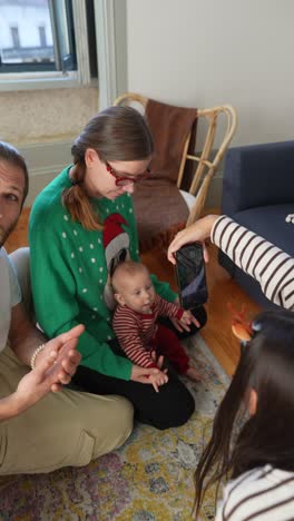 familia celebrando la navidad en casa