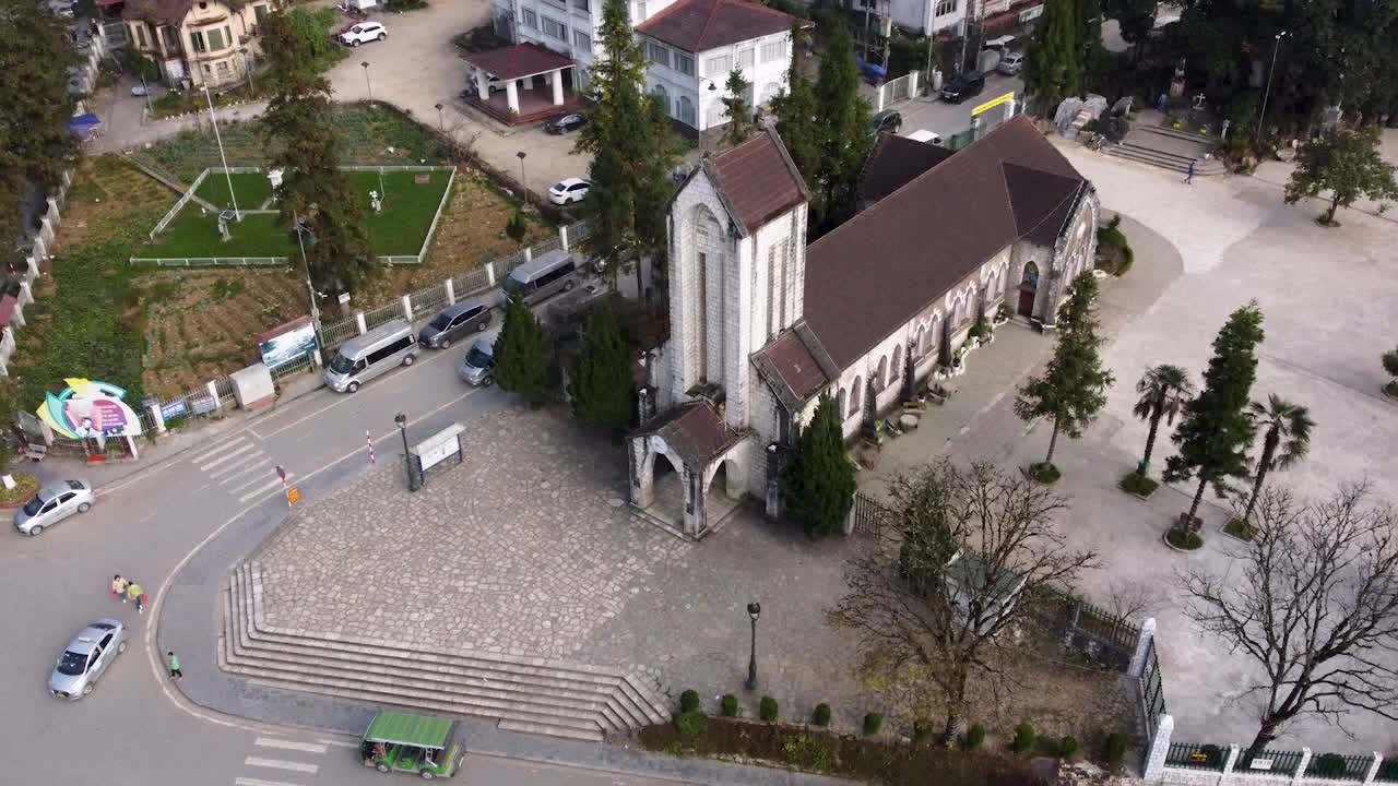 órbita aérea sobre la catedral de notre dame en sapa, vietnam