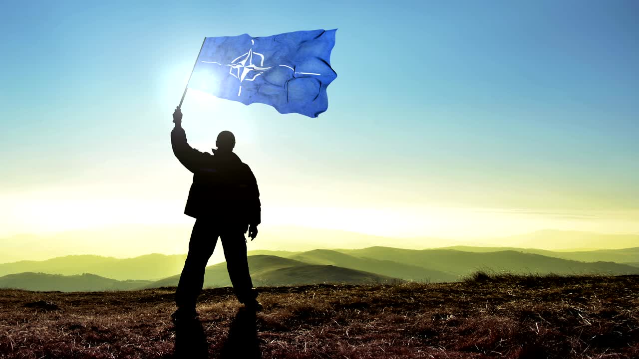 성공적인 실루 남자 우승자 산 꼭대기에 나토 발을 흔들고, 시네마그래프 루프 배경