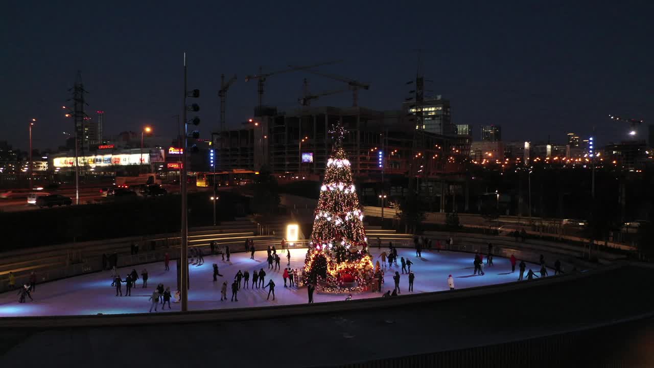 도시 에서 밤 에 크리스마스 아이스 스케이팅 리크