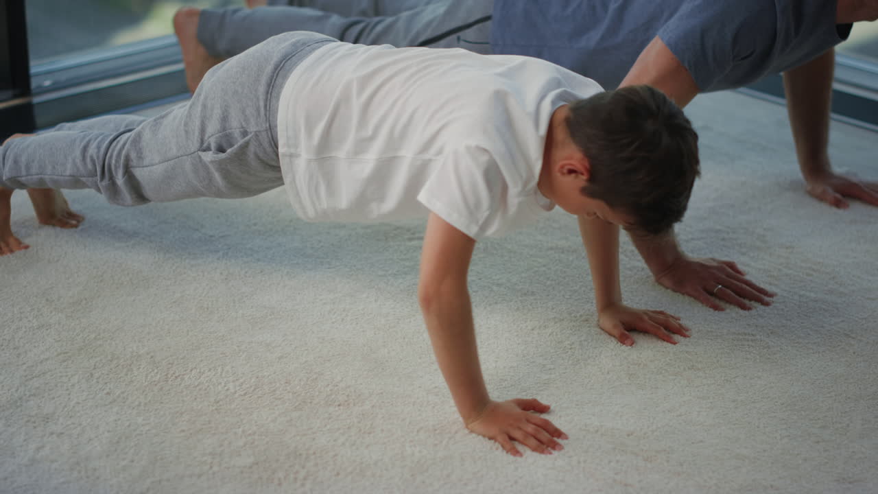 padre e hijo entrenando juntos en casa. padre e hijo haciendo flexiones en el interior