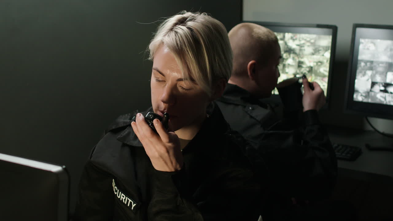 방 에서 일 하는 안전 경비원 들