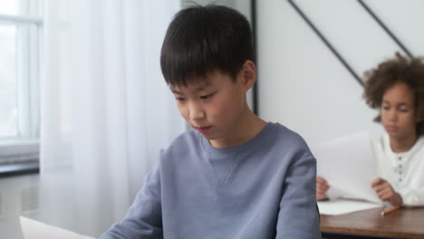 학교 에 있는 아시아 소년