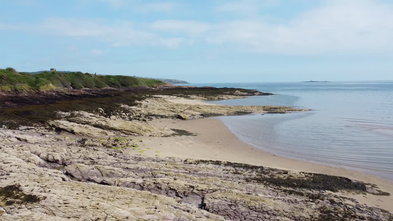 Isola di Traeth Lligwy Anglesey, linea costiera erosa, vista aerea che sorvola la costa consumata dalle intemperie