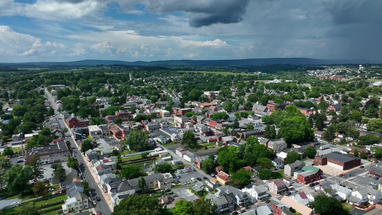 nubes de tormenta de verano se forman en el horizonte